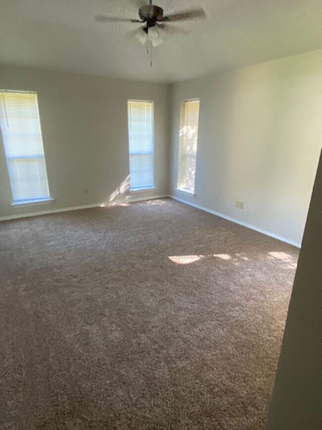 Building Photo - 3 BEDROOM 2 BATHROOM HOUSE IN DENTON