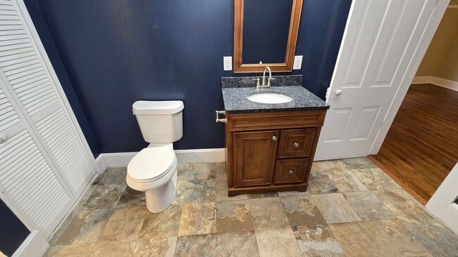 Building Photo - PET FRIENDLY 3 BEDROOM, 2 BATHROOM, DOWNTOWN LOCATION!