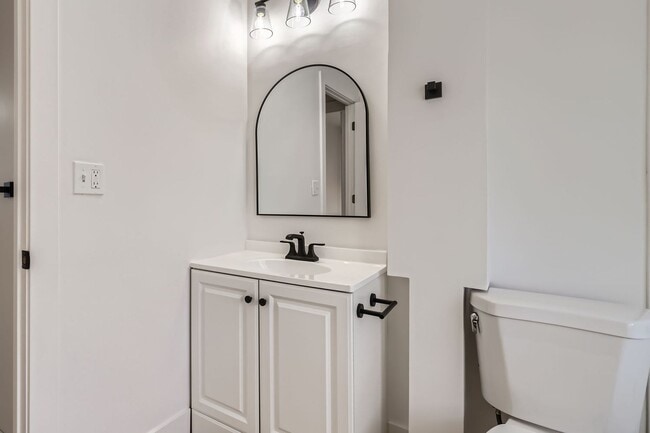 Building Photo - 2 bed/1 bath updated duplex