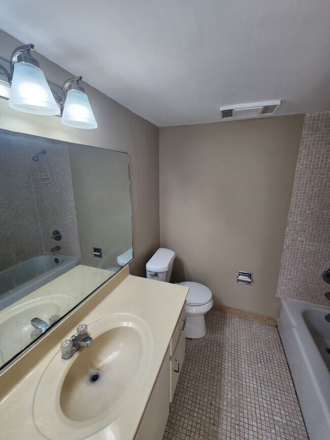 Building Photo - Large  1BR/1.5BA. No minimum Credit Score required!