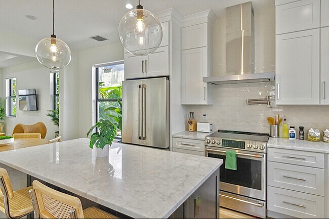 Building Photo - 436 Monroe Dr