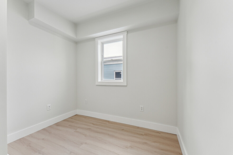 Building Photo - 47 Brackett St