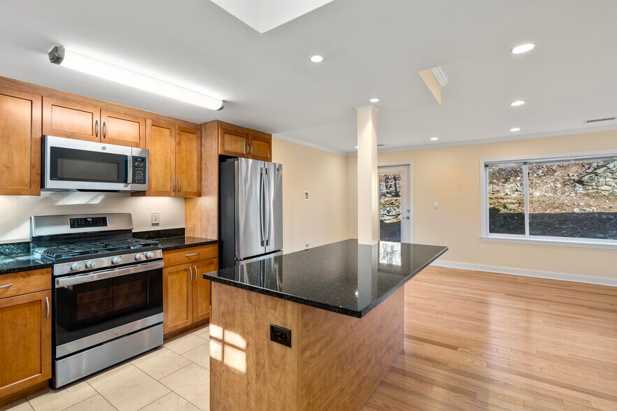 Primary Photo - 107 Independence Dr