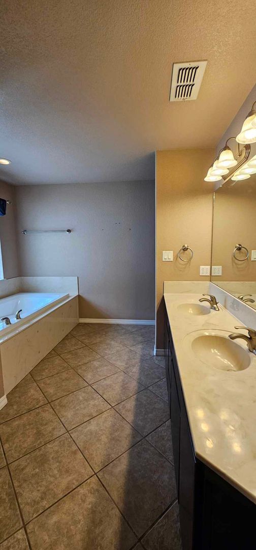 Building Photo - Beautiful 3 bedroom, 2 bath home for rent, Available to view 3/2/26