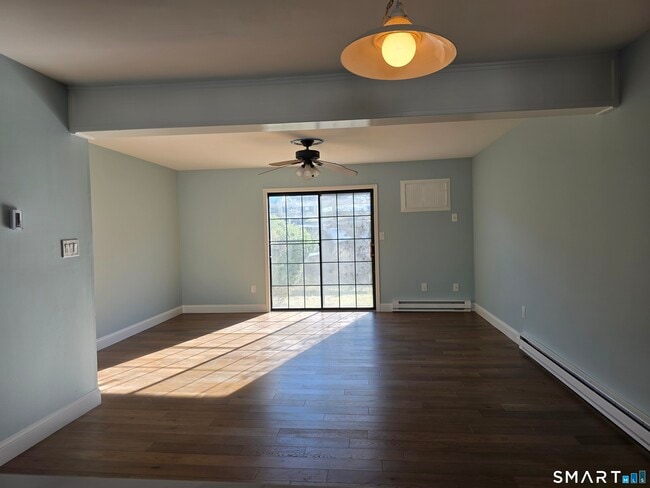 Building Photo - 87 Aspetuck Vlg