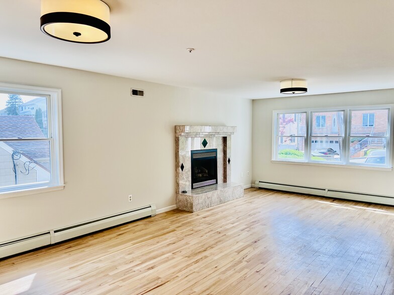Building Photo - 166 Woodside Ave