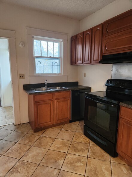 Building Photo - 416 10th Ave S