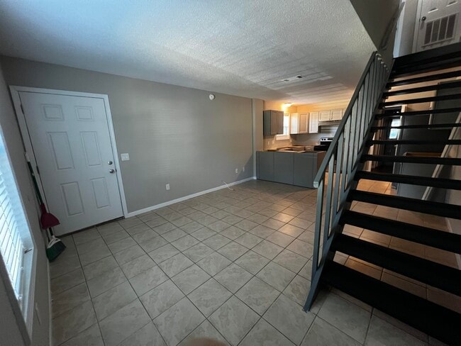 Building Photo - 124 Hampton Dr