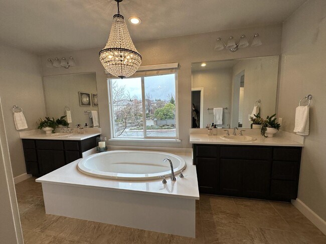 Building Photo - Gorgeous like new 4 bedroom 3 bath home located in Promontory