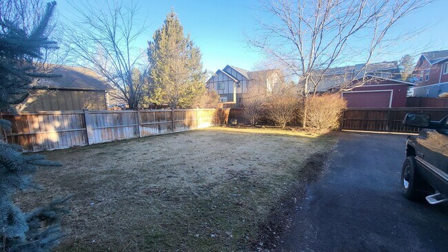 Building Photo - SE Bend 3 bed 2.5 bath Plus BONUS-Fenced