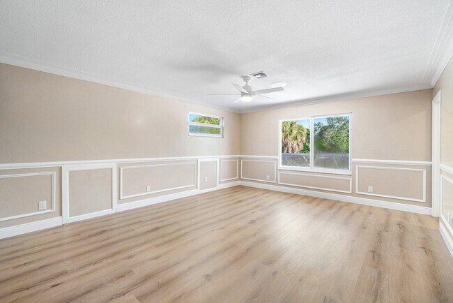 Building Photo - 5065 Horseshoe Cir N