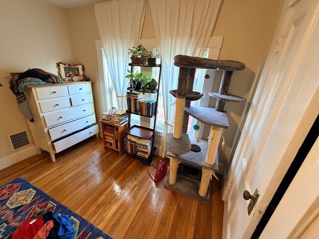 Building Photo - 8 Roberts St