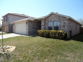 Building Photo - Beautiful 3/2 in Prime Fort Worth — Minutes from Lake Worth & Downtown!