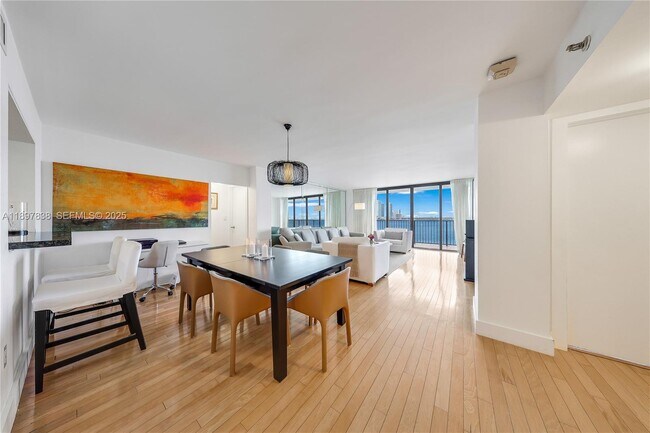 Building Photo - 801 N Venetian Dr