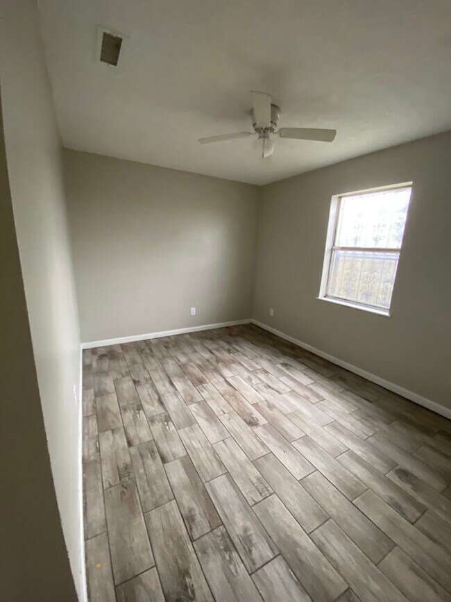 Building Photo - 1015 Kurze Ave