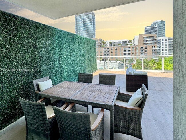 Building Photo - 321 NE 26th St