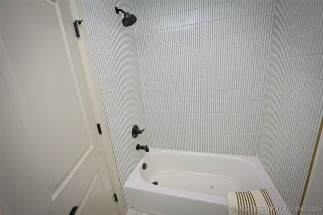 Building Photo - 108 W 2nd St