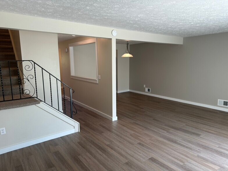 Building Photo - 54 Willowick Dr