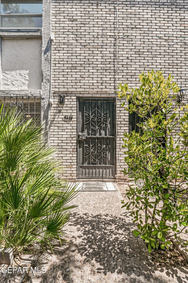 Building Photo - 6700 Escondido Dr
