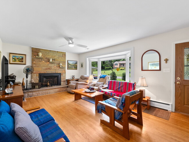 Building Photo - "Stunning 4-Bed Oasis with Granite Eleganc...