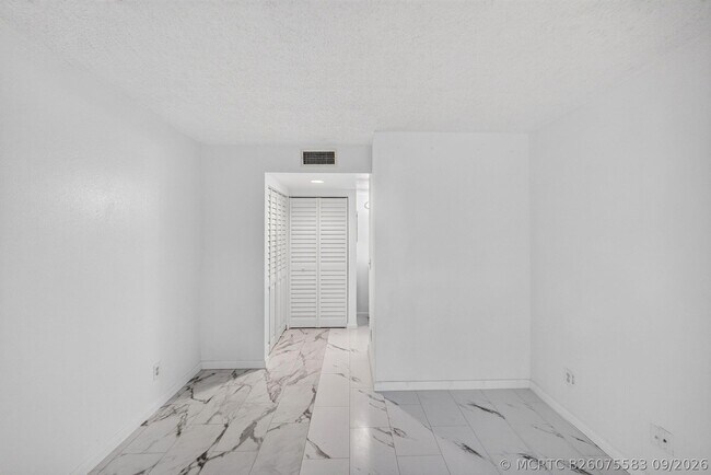 Building Photo - 1628 SE Green Acres Cir