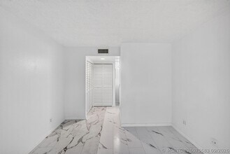 Building Photo - 1628 SE Green Acres Cir