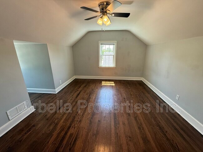 Building Photo - 1437 Valley St