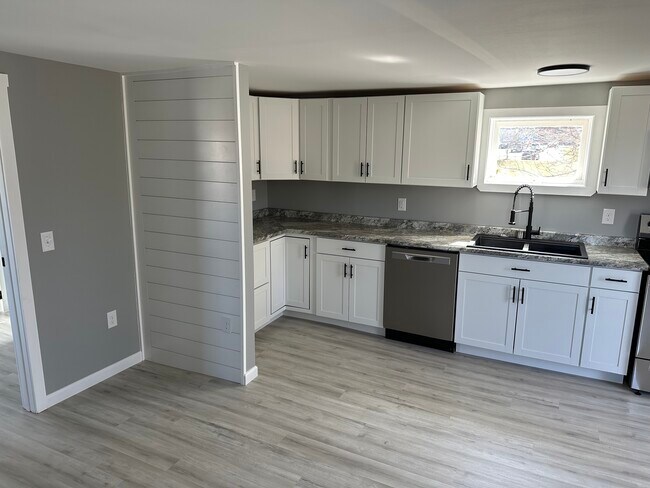 Building Photo - 30 E 7th Ave