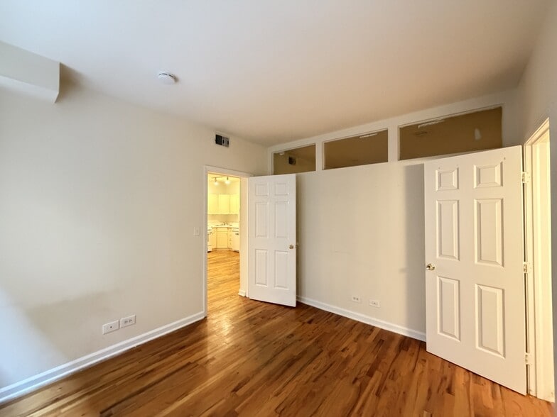 Building Photo - 909 W Dakin St