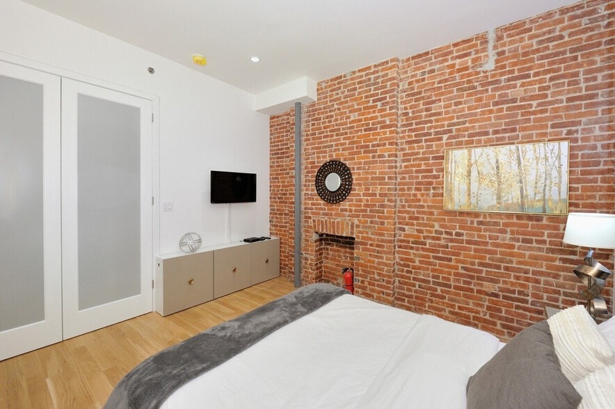 Building Photo - 353 W 48th St