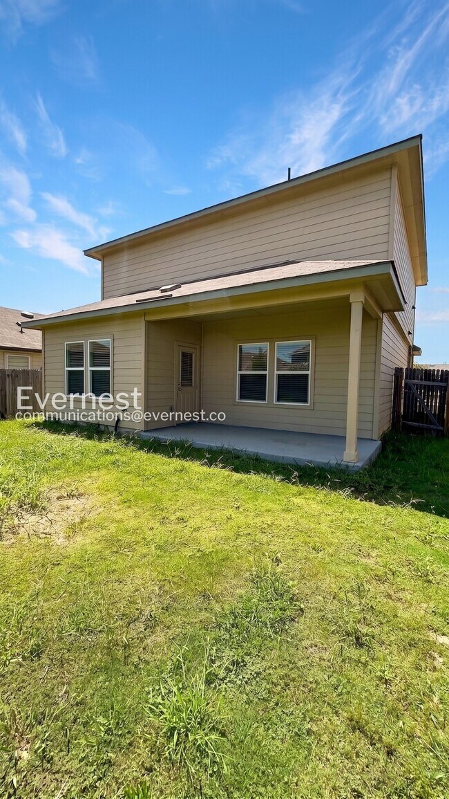 Building Photo - 3 Bed/2.5 Bath Home with Fenced Yard & Garage / Vouchers Accepted / Available Now!