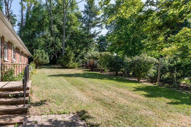 Building Photo - 2003 Lakeshore Dr