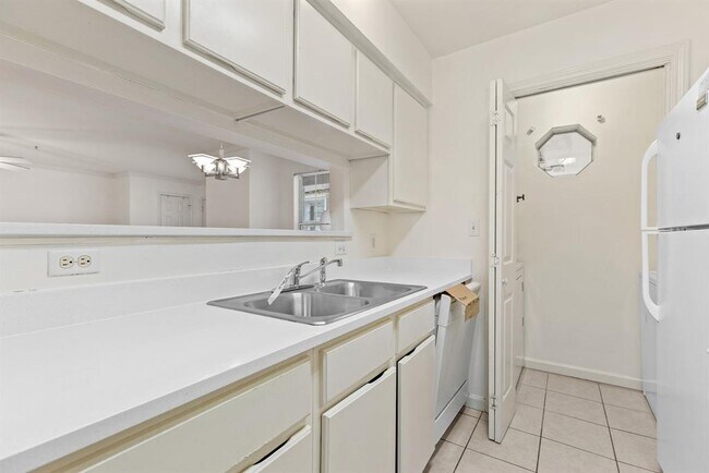 Building Photo - 501 W 26th St