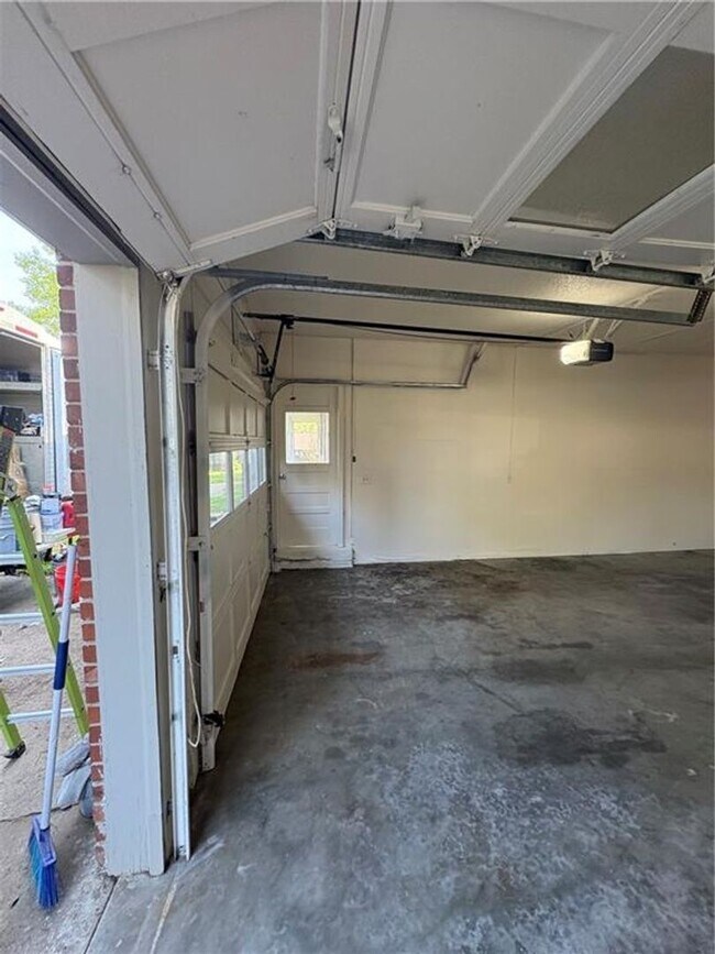Building Photo - Spacious 4 bedroom, 2.5  bath house near B...