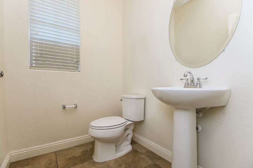 Building Photo - 5535 E June St