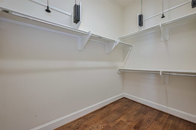 Building Photo - 1035 E 28th St