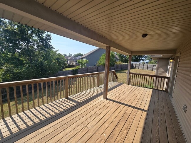 Building Photo - Fenced home close to FLW!