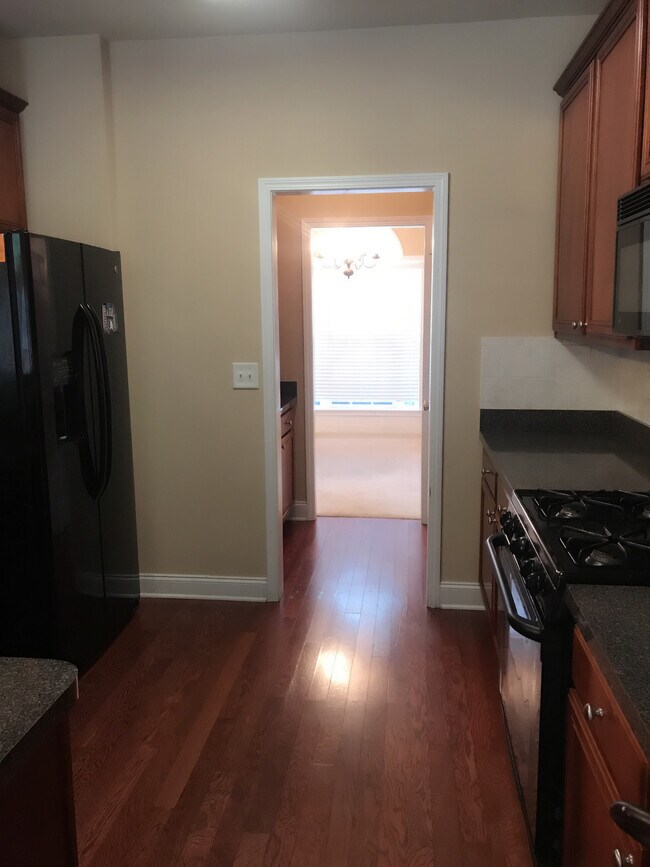 Building Photo - 535 Roland Manor Dr