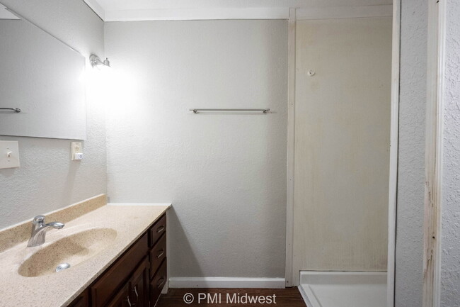 Building Photo - "Cozy 1-Bedroom Haven in Greenfield with E...