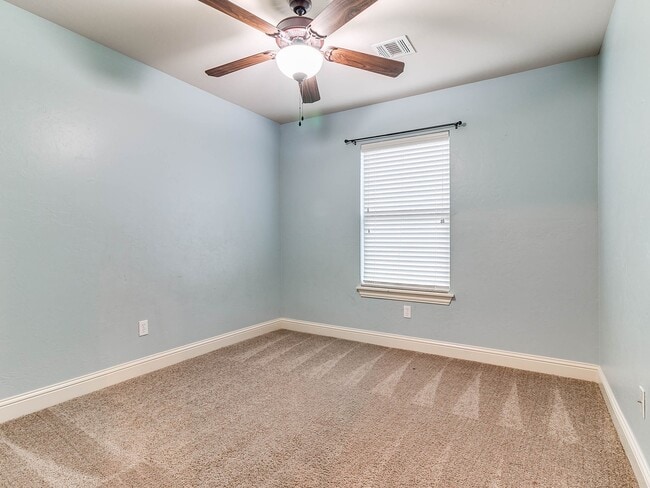 Building Photo - 4 Bedrooms/3Car/Edmond Schools -  Community Pool- Storm Shelter