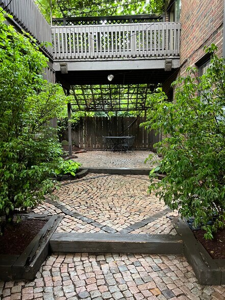 Building Photo - 2879 Ludlow Rd