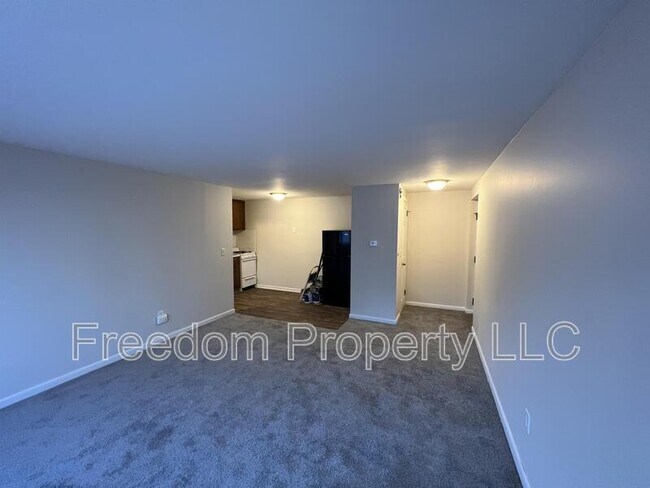 Building Photo - 353 Main St