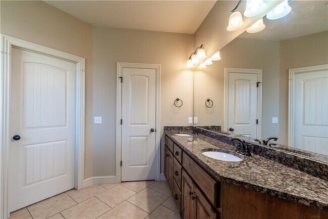 Building Photo - 5702 S 66th St