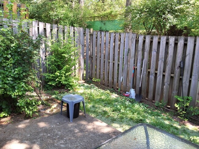 Building Photo - Knoxville 37912 - Short Term Lease with Utilities Included up to $200 per month -  2 bedroom, 2 b...