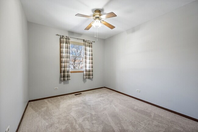 Building Photo - 5S710 Steeple Run Dr