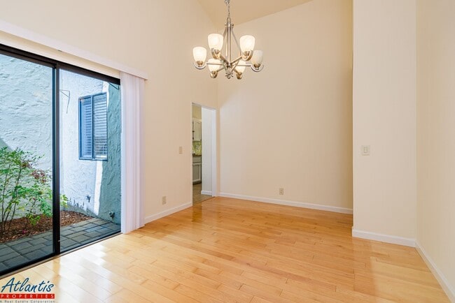 Building Photo - 4015 Villa Vista