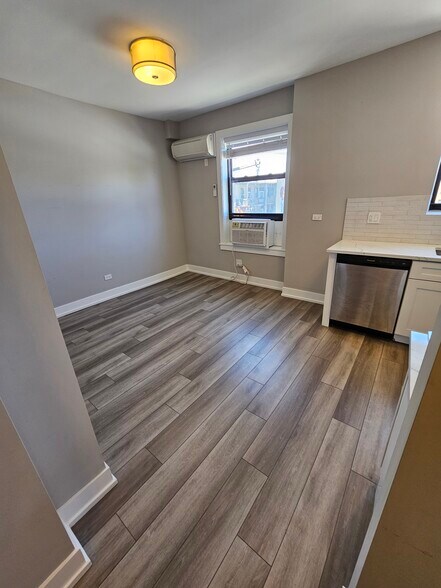 Building Photo - 3931 N Janssen Ave