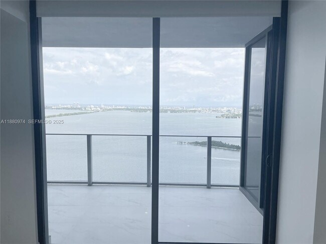 Building Photo - 700 NE 24th St