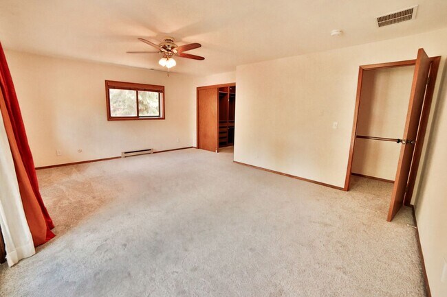 Building Photo - 330 Wilderness Dr