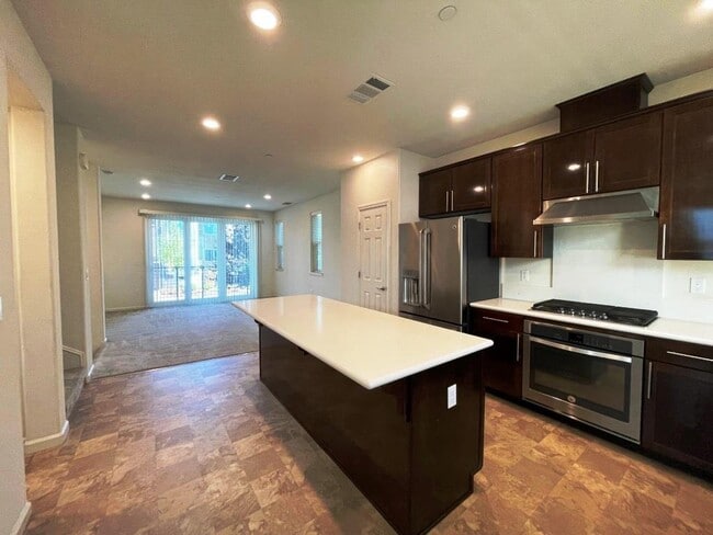 Building Photo - 168 Llano de los Robles Ave